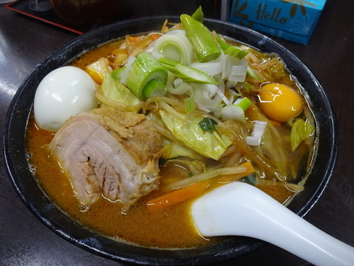 「月見カレー（限定）チャーシュー1枚と玉子」@元祖旨辛系タンメン 荒木屋の写真