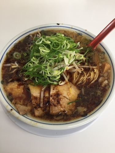 「黒ラーメン  670円」@中華飯麺 万両力石 浜大津店の写真