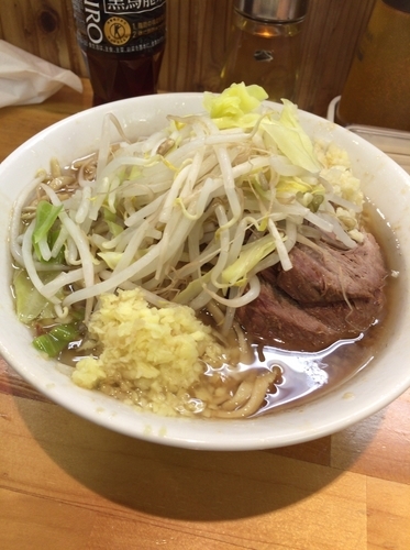 「小ラーメン（野菜少なめ+他全部）750円」@らーめん つの旨の写真