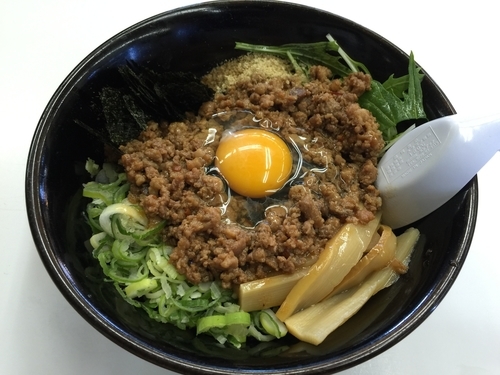 「黒麺まぜそば(特盛)」@らーめん道 黒こくやの写真