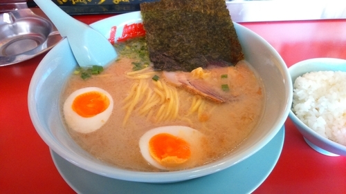 「プレミアム塩とんこつ840円+半ライス110円」@ラーメン山岡家 八千代店の写真