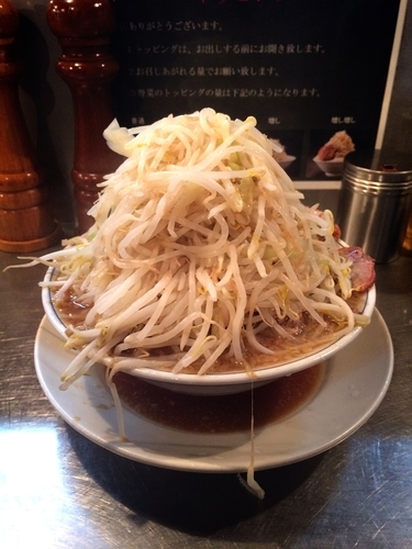 「らーめん中 細切り豚(野菜マシ)」@らーめん大 池袋店の写真