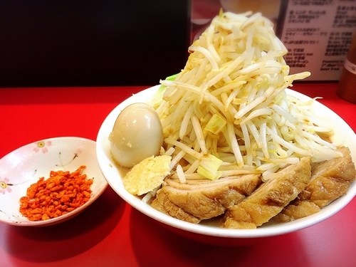 「味玉ラーメン (追加豚2  野菜マシ ニンニク辛揚げ別皿 )」@千里眼の写真