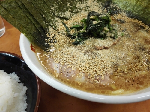 「ラーメン中盛り　かため　ライス、海苔」@横浜ラーメン 町田家 新百合ヶ丘店の写真