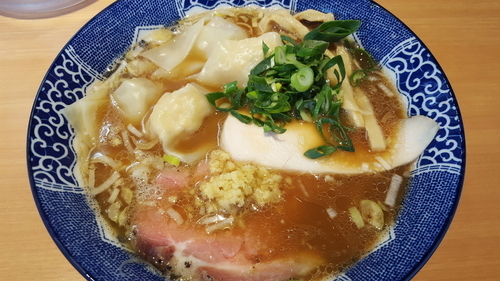 「ワンタン中華そば 黒」@中華そば 虎桜の写真