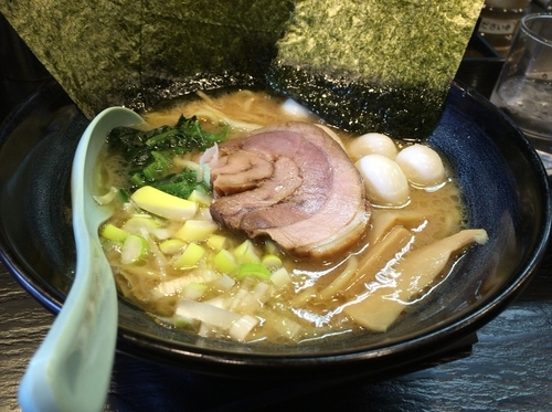 「醤油とんこつ大盛り＋うずらの卵」@ゴル麺。 横浜2号店の写真