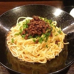 汁なし担々麺(大盛)、温泉卵