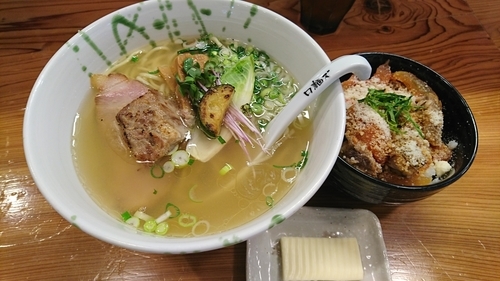 「らーめん塩バター+豚ハラミのトマト煮のせ丼」@ロ麺ズの写真