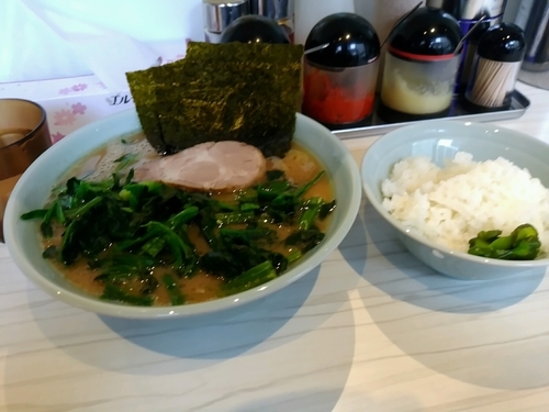 「ラーメン650円ほうれん草増しサービスライス」@横浜家系らーめん 武虎家 綱島店の写真