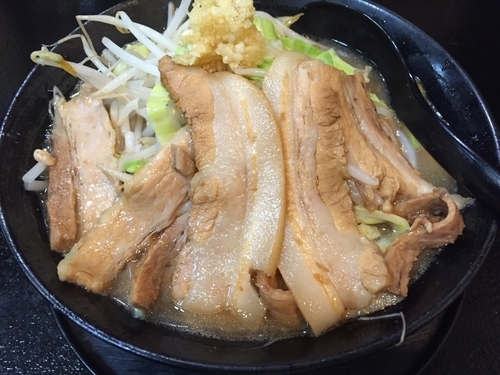 「ラーメン（並）：700円」@自家製太麺 ドカ盛 マッチョ 三ノ宮店の写真