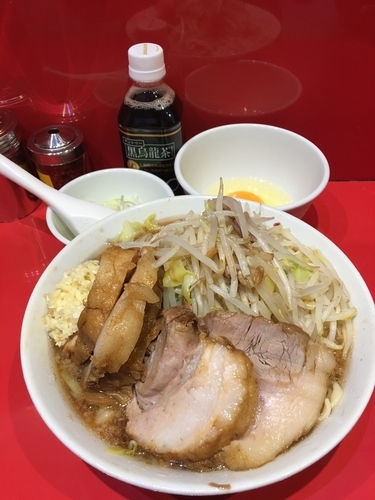 「小ラーメン豚増し白ネギ生卵ヤサイカラメニンニク」@ラーメン二郎 西台駅前店の写真