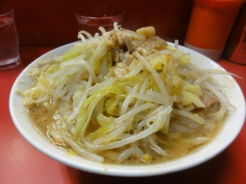 「ラーメン600円　麺硬め　ニンニク　脂」@ラーメン二郎 三田本店の写真