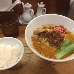 担々麺（辛さ普通） ＋ライス（おかわり一杯まで無料）