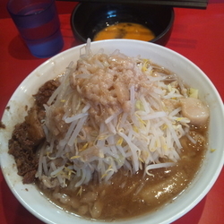 小ラーメン(700円)＋生卵(50円)＋豚ほぐし(50円)