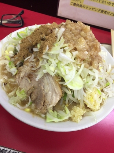 「ラーメン並（全マシ＋ネギマシマシ）780円+魚粉50円」@ラーメン一心の写真