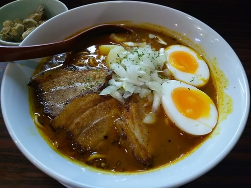 「【限定】スパイシーカレーラーメン　＋ゴロゴロチャーシュー：㋚」@煮干しらあめん 燕黒の写真