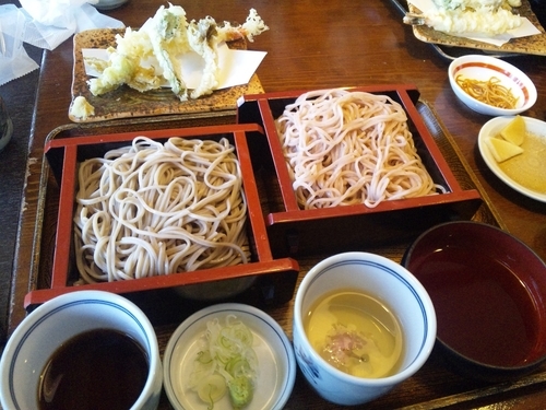 「桜の合盛りそば（大盛り）１４８０円」@そば蔵 湖畔通り本店の写真