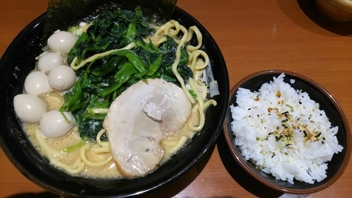 「醤油ラーメン+ほうれん草+うずらの卵」@横浜家系ラーメン 壱角家 南池袋店の写真