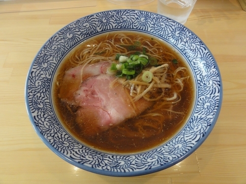 「醤油らぁ麺（細麺）」@らぁ麺屋 はりねずみの写真