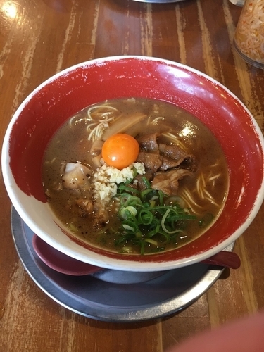 「特製にんにくラーメン＋生玉子（サービス）」@徳島ラーメン 麺王 高松駅前店の写真