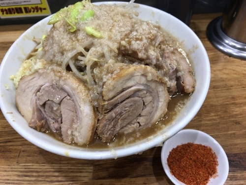 「ラーメン並(ニンニク、アブラ、チョイ辛)＋豚２枚追加910円」@デカ盛り戦隊 豚レンジャーの写真