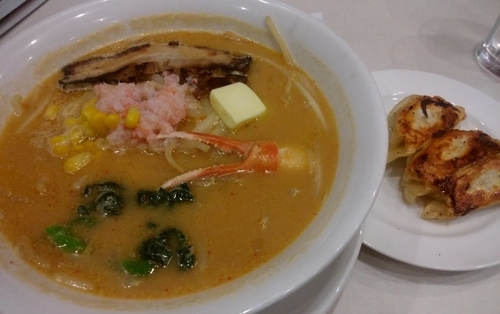 「紅ズワイ蟹肉入り味噌バターラーメンと焼餃子セット」@バーミヤン みなとみらい店の写真