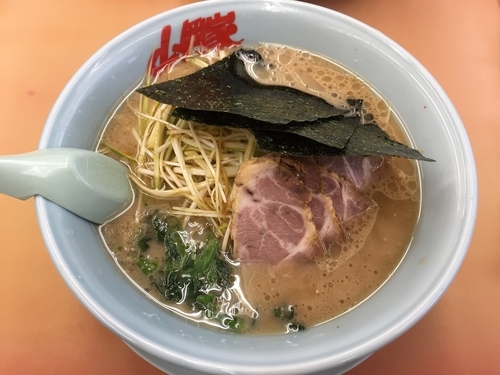 「醤油ネギチャーシュー」@ラーメン山岡家 厚木店の写真