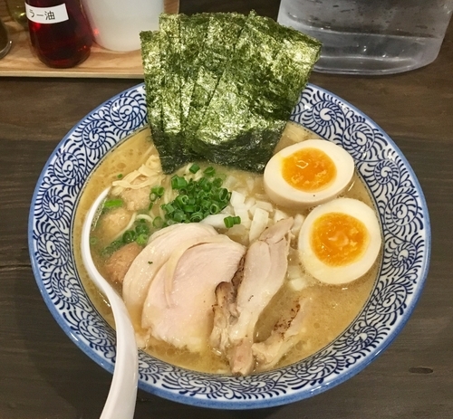 「特製濃厚醤油鶏白湯そば 980円」@トリソバヤ チキンハートボーイズの写真