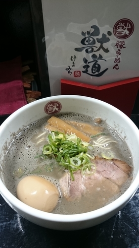 「最凶煮干しそば」@豚らーめん 獣道の写真