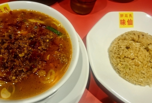 「台湾ラーメンみそ（半チャーハンのセット１０００円）」@郭 政良 味仙 東京神田西口店の写真