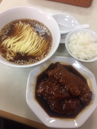 「とんそくそば　1030円　＋半ライス　100円」@徳記の写真
