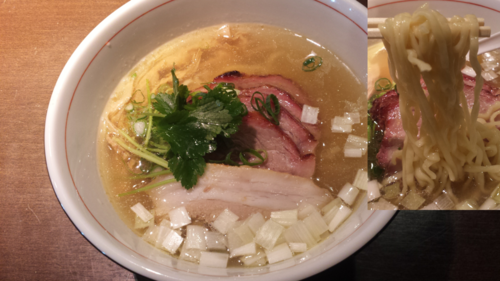「地鶏中華そば(塩・手揉み麺)800円窯焼チャーシュー200円」@麺や 虎徹の写真