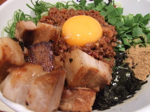 「台湾まぜそば＋コロコロチャーシュー」@麺屋こころ 六角橋店の写真