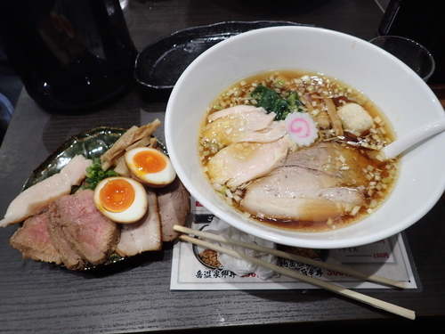 「青森シャモロック鶏中華そば  特製3種肉盛り 1100円」@麺処 若武者 草加分店 東北六縣堂の写真