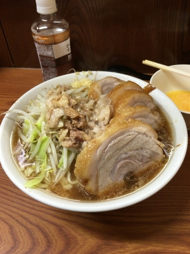 「小豚(ニンニクアブラ) 生卵」@ラーメン二郎 亀戸店の写真