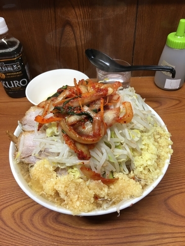 「小豚ヤサイニンニク増増生姜たまねぎキムチ生卵」@ラーメン二郎 亀戸店の写真