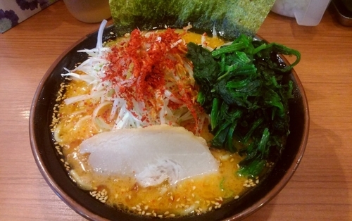 「唐魂ラーメン並・中辛＋ほうれん草」@横浜家系ラーメン まくり家 川崎店の写真
