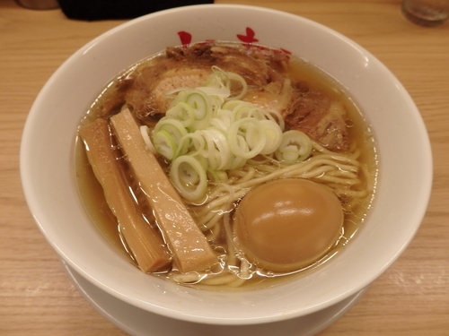 「らーめんmacro+煮玉子」@人類みな麺類の写真