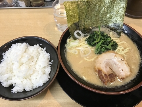 「豚骨醤油ラーメン」@横浜家系ラーメン 松田家 日本橋室町店の写真