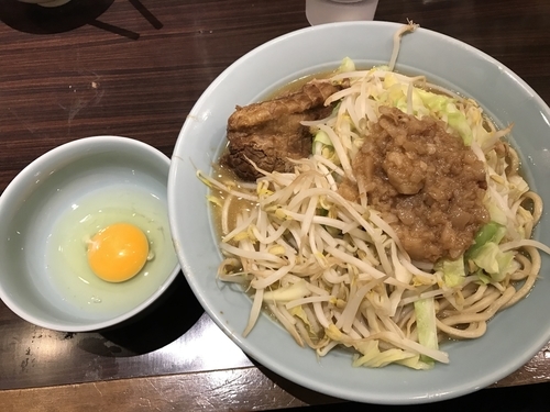 「小ラーメン＋生卵」@立川マシマシ 8号店の写真