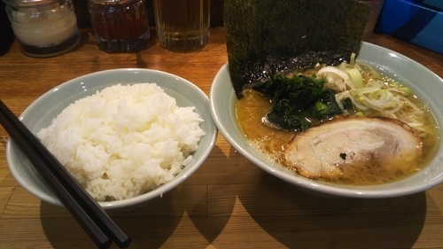 「豚骨ラーメン+ライス」@鶴一家の写真