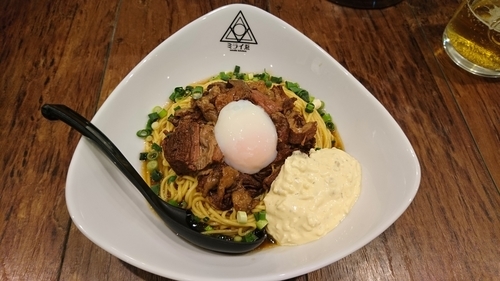 「牛煮込みまぜそば、温玉、タルタル両のせ　850円」@noodle kitchen ミライゑの写真