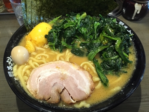 「味玉ラーメン大盛り＋ほうれん草」@駒大商店の写真