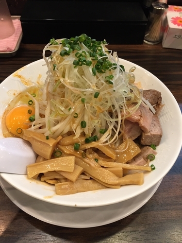 「辛味まぜそば中辛」@稲荷屋の写真