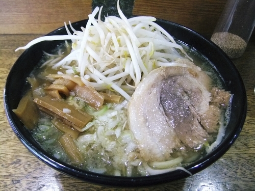 「おまたラーメン（太麺）（650円）」@らーめん おまたの写真