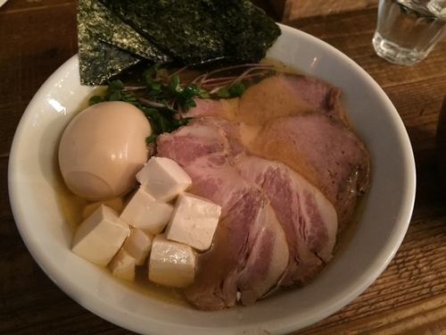 「あっさり飯野塩煮干（今日はちょっとリッチな）」@ラーメン酒場 晴江戸の写真