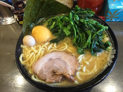 「味玉ラーメン大盛り＋ほうれん草」@駒大商店の写真