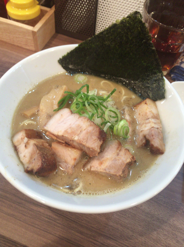 「濃厚煮干そば　開店記念500円+角煮100円」@無化調らあめん いりにぼ 新所沢店の写真