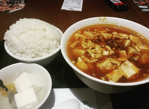 「麻婆麺（650円？）＋ライス・杏仁豆腐（150円）」@福満園 マークイズみなとみらい店の写真
