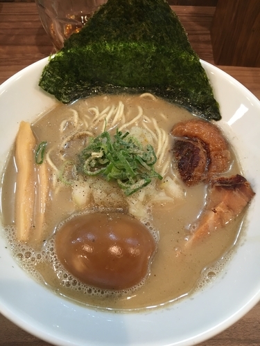 「濃厚煮干そば 開店記念500円＋煮卵100円」@無化調らあめん いりにぼ 新所沢店の写真